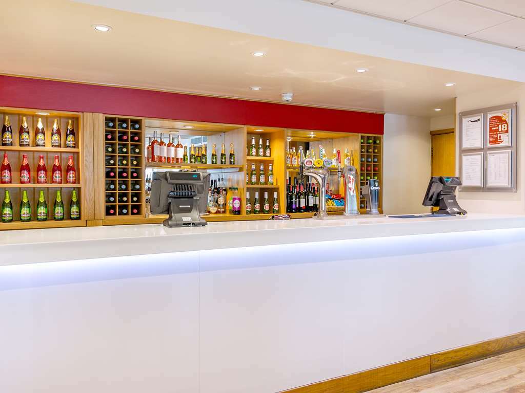 Travelodge London Docklands Ресторант снимка